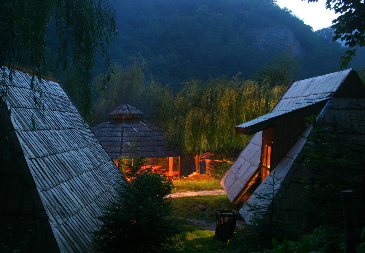 Rafting Camp Encijan Hotel Foca Ngoại thất bức ảnh